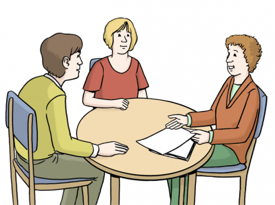Drei Personen sitzen an einem Tisch in einer Beratungssituation.