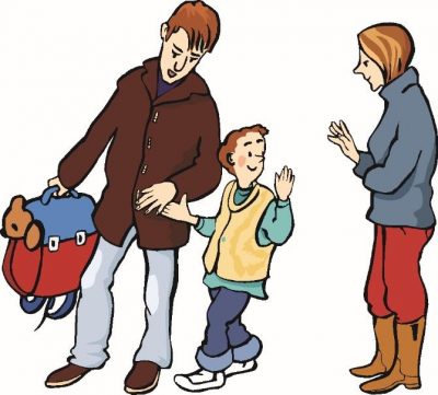 Vater und Kind verabschieden sich winkend von der Mutter. Der Vater hat das Kind an der einen und die Tasche des Kindes in der anderen Hand.