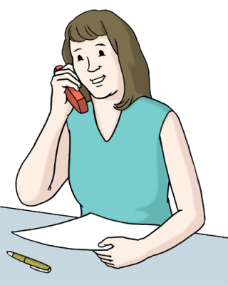 Frau am Telefon, vor ihr Zettel und Stift.